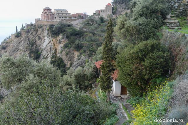 Închinare la peștera Sfinților Luca și Ilarion de la Schitul „Sfânta Ana” – Athos / Foto: Pr. Silviu Cluci Schitul „Sfânta Ana” – Athos