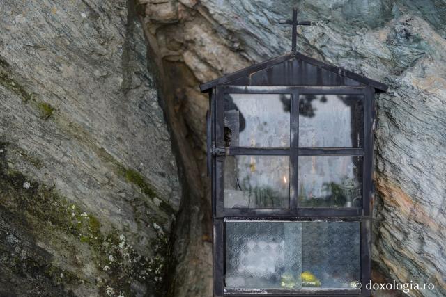 Închinare la peștera Sfinților Luca și Ilarion de la Schitul „Sfânta Ana” – Athos / Foto: Pr. Silviu Cluci Schitul „Sfânta Ana” – Athos