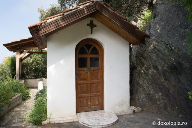 Închinare la peștera Sfinților Luca și Ilarion de la Schitul „Sfânta Ana” – Athos / Foto: Pr. Silviu Cluci Schitul „Sfânta Ana” – Athos