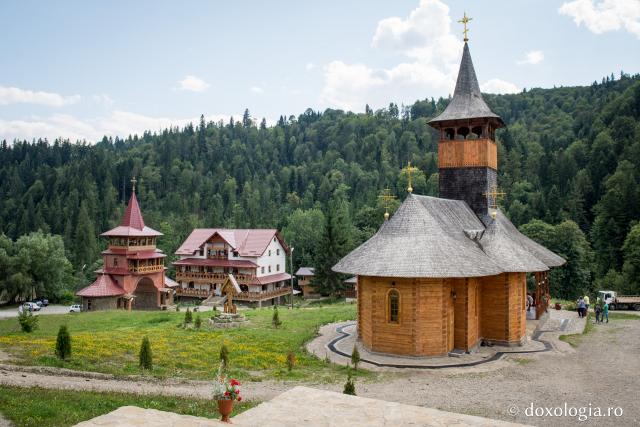 (Foto) Mănăstirea Paltin, ctitoria Părintelui Iustin Pârvu 