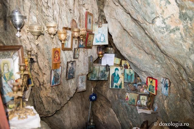 (Foto) Închinare la peştera Sfântului Gherasim Kefalonitul de la Schitul „Sfânta Ana” – Athos 