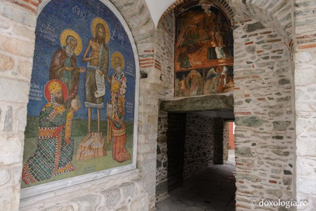 Intrarea în mănăstire şi mozaicul cu sfinţii ctitori: Sfântul Dionisie, Sfântul Nifon, Sfântul Neagoe Basarab şi Împăratul Alexie al III-lea Comnenul