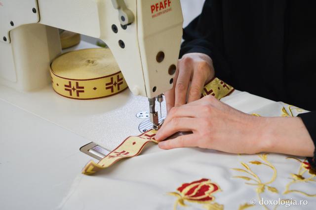 (Foto) Ascultări în mănăstiri – la atelierul de croitorie 