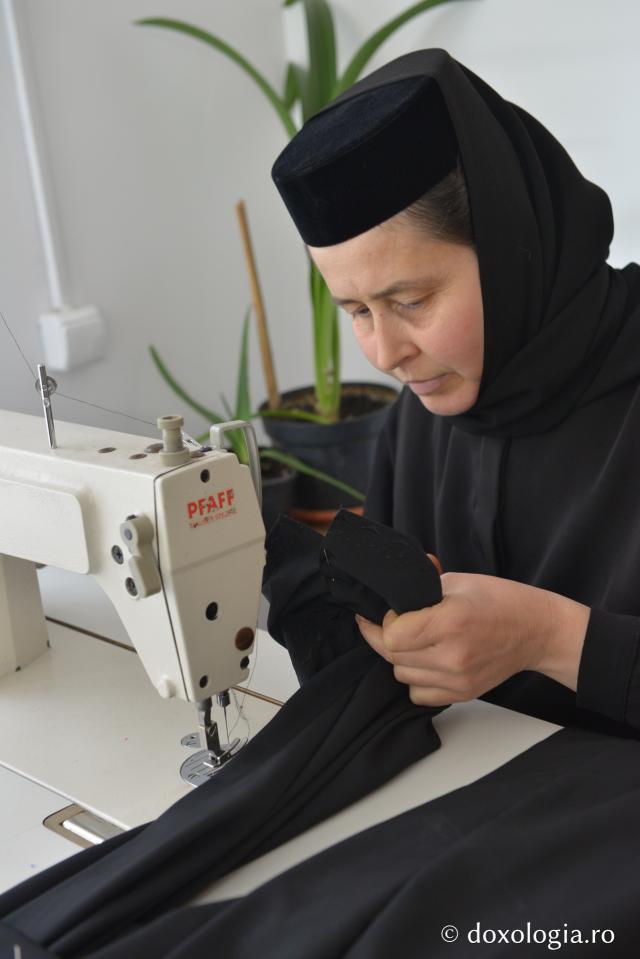 (Foto) Ascultări în mănăstiri – la atelierul de croitorie 