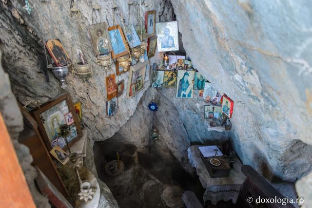 (Foto) Închinare la peştera Sfântului Gherasim Kefalonitul de la Schitul „Sfânta Ana” – Athos 