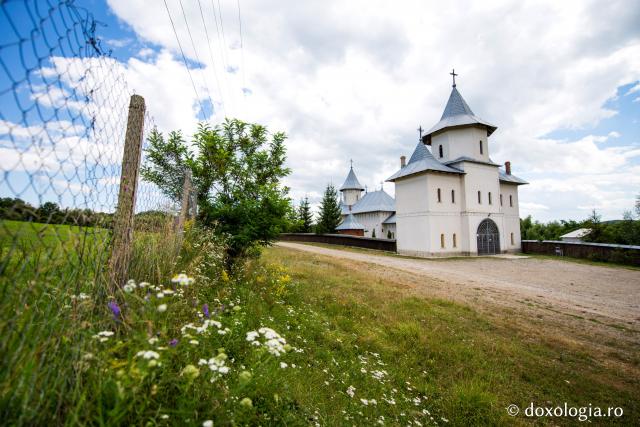 (Foto) Liniștea și pacea de la Mănăstirea Dumbrăvele