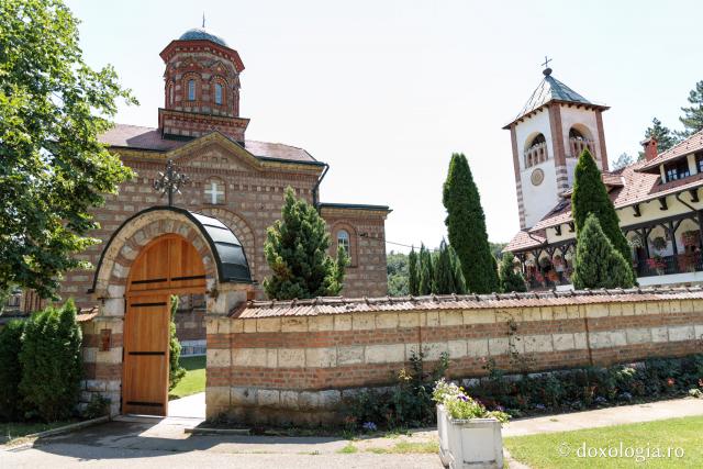 (Foto) Mănăstirea Lelic (Serbia) – locul unde ne întâlnim cu Sfântul Nicolae Velimirovici 