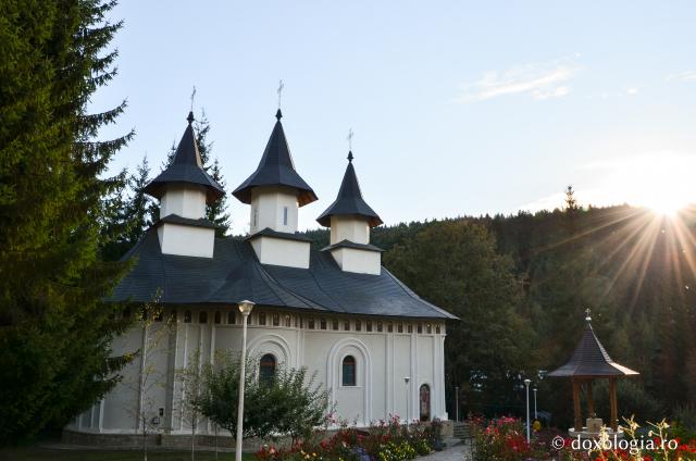 (Foto) Durău – mănăstirea de la poalele Ceahlăului 