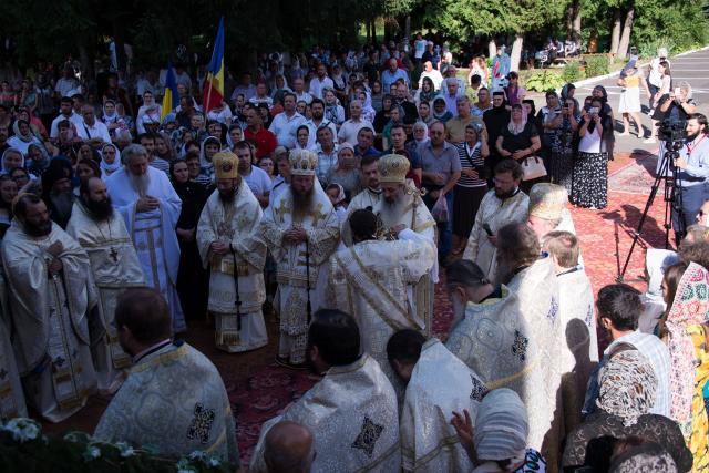 (Foto) Sfântul Cuvios Ioan Iacob, sărbătorit la biserica Seminarului de la Mănăstirea Neamţ prin Liturghie arhierească