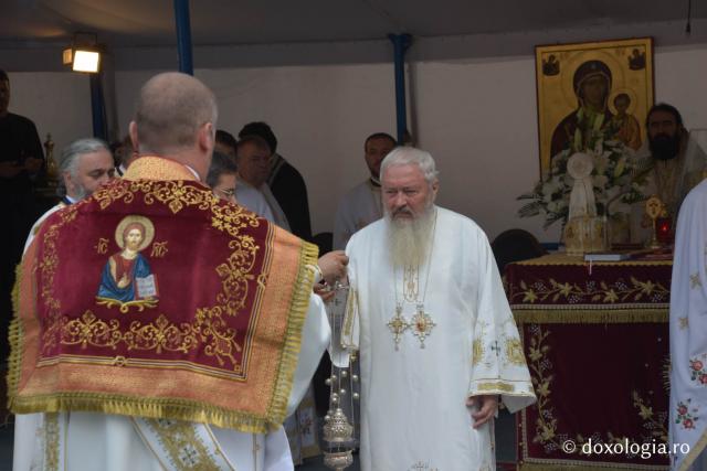 Sfânta Liturghie de Sărbătoarea Adormirii Maicii Domnului la Mănăstirea Nicula (galerie FOTO)