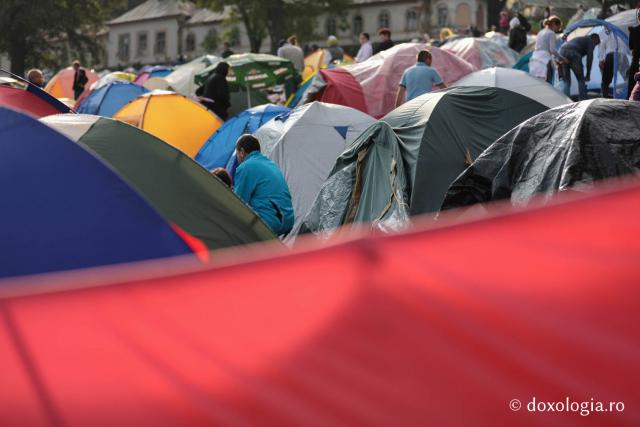 Nevoința pelerinilor pentru Maica Domnului la Mănăstirea Nicula (galerie FOTO)