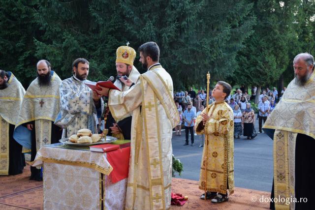 (Foto) Slujba Privegherii la sărbătoarea Sfântului Ioan Iacob de la Neamț