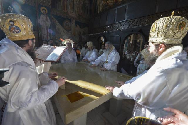 (Foto) Slujba de sfințire a bisericii mari de la Mănăstirea Sihăstria Putnei