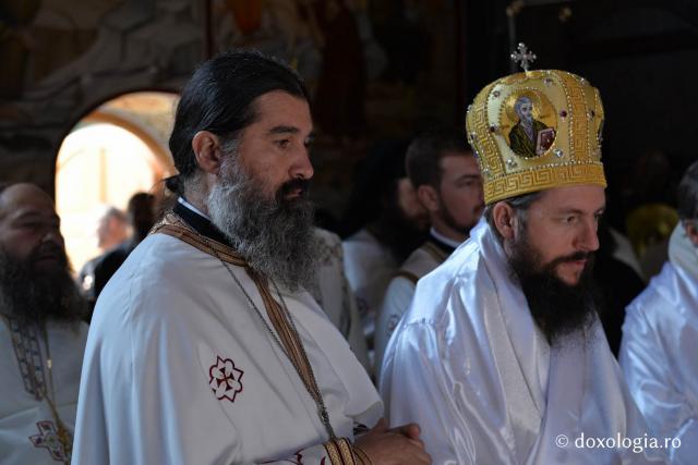 (Foto) Slujba de sfințire a bisericii mari de la Mănăstirea Sihăstria Putnei