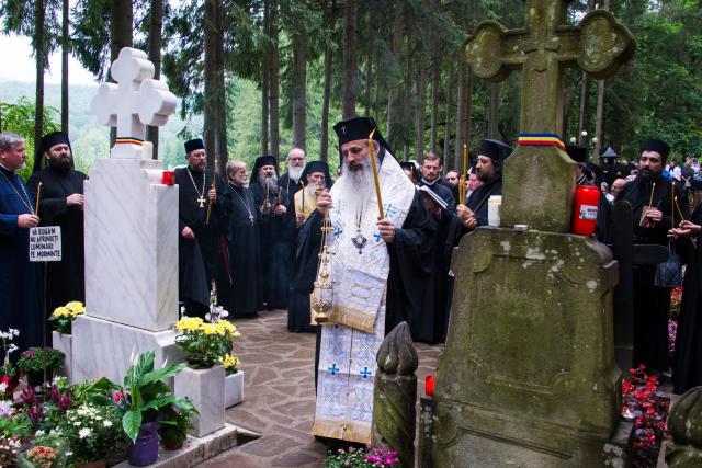 (Foto) Slujbă de pomenire în cimitirul Mănăstirii Sihăstria