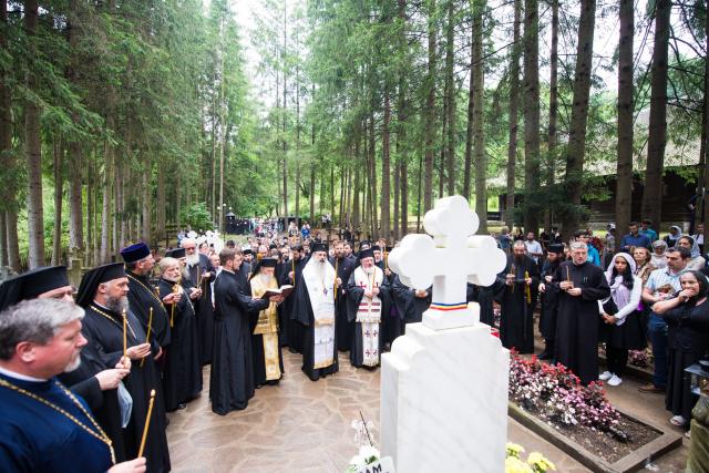 (Foto) Slujbă de pomenire în cimitirul Mănăstirii Sihăstria