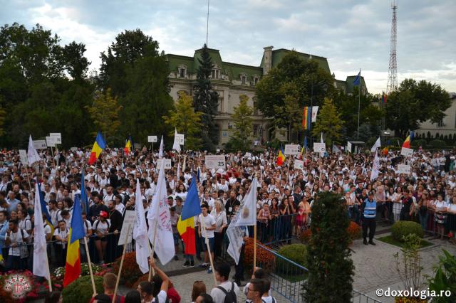 (Foto) Tinerii participanți la ITO au umplut străzile Iașului