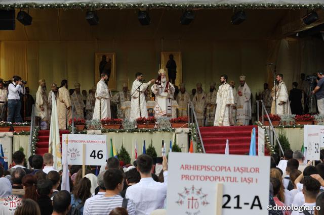 (Foto) 6000 de tineri ortodocși participă la Sfânta Liturghie arhierească de la Catedrala Mitropolitană din Iași #ITO2017
