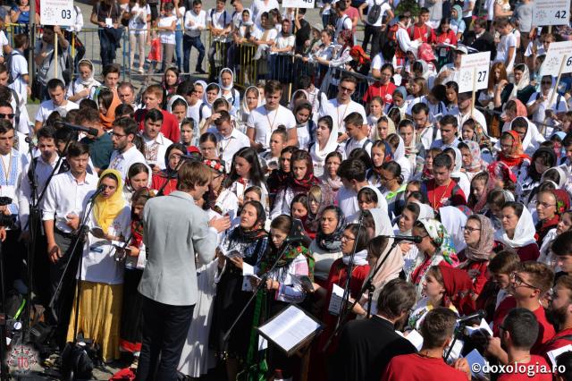(Foto) 6000 de tineri ortodocși participă la Sfânta Liturghie arhierească de la Catedrala Mitropolitană din Iași #ITO2017