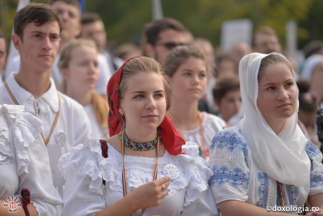 Tineri în port tradițional la Sfânta Liturghie #ITO2017 (galerie FOTO)