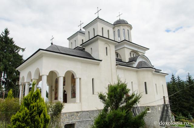 Mănăstirea Caraiman - unul dintre cele mai tinere locașuri monahale din Arhiepiscopia Bucureștilor (galerie FOTO)