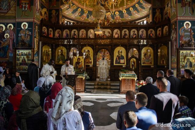(Foto) Tineri din Patriarhia Alexandriei și a întregii Africi, în vizită la mănăstirile din Bucovina