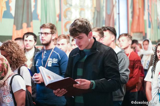 Tineri ortodocși din toată lumea, uniți în rugăciune (galerie FOTO)