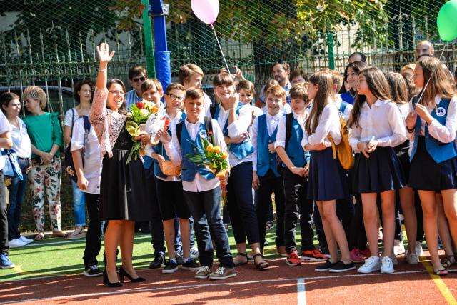 (Foto) Slujbe de binecuvântare oficiate de către Înaltpreasfințitul Mitropolit Teofan la trei unități școlare (Foto) Slujbe de binecuvântare oficiate de către Înaltpreasfințitul Mitropolit Teofan la trei unități școlare