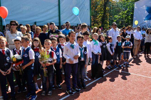(Foto) Slujbe de binecuvântare oficiate de către Înaltpreasfințitul Mitropolit Teofan la trei unități școlare (Foto) Slujbe de binecuvântare oficiate de către Înaltpreasfințitul Mitropolit Teofan la trei unități școlare