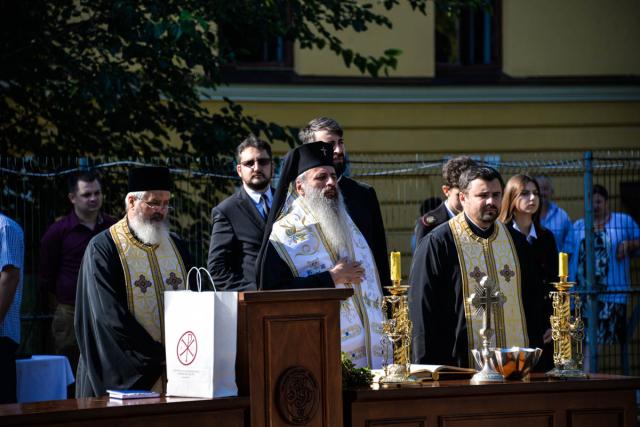 (Foto) Slujbe de binecuvântare oficiate de către Înaltpreasfințitul Mitropolit Teofan la trei unități școlare