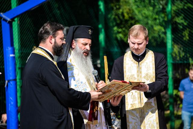 (Foto) Slujbe de binecuvântare oficiate de către Înaltpreasfințitul Mitropolit Teofan la trei unități școlare (Foto) Slujbe de binecuvântare oficiate de către Înaltpreasfințitul Mitropolit Teofan la trei unități școlare