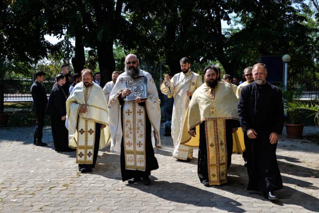 (Foto) Slujbe de binecuvântare oficiate de către Înaltpreasfințitul Mitropolit Teofan la trei unități școlare