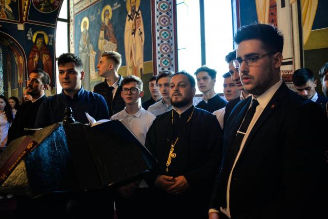 (Foto) Slujbe de binecuvântare oficiate de către Înaltpreasfințitul Mitropolit Teofan la trei unități școlare (Foto) Slujbe de binecuvântare oficiate de către Înaltpreasfințitul Mitropolit Teofan la trei unități școlare