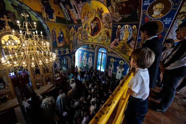 (Foto) Slujbe de binecuvântare oficiate de către Înaltpreasfințitul Mitropolit Teofan la trei unități școlare (Foto) Slujbe de binecuvântare oficiate de către Înaltpreasfințitul Mitropolit Teofan la trei unități școlare