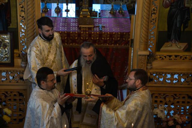 (Foto) Slujbe de binecuvântare oficiate de către Înaltpreasfințitul Mitropolit Teofan la trei unități școlare (Foto) Slujbe de binecuvântare oficiate de către Înaltpreasfințitul Mitropolit Teofan la trei unități școlare