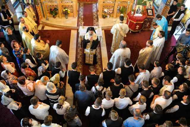 (Foto) Slujbe de binecuvântare oficiate de către Înaltpreasfințitul Mitropolit Teofan la trei unități școlare (Foto) Slujbe de binecuvântare oficiate de către Înaltpreasfințitul Mitropolit Teofan la trei unități școlare