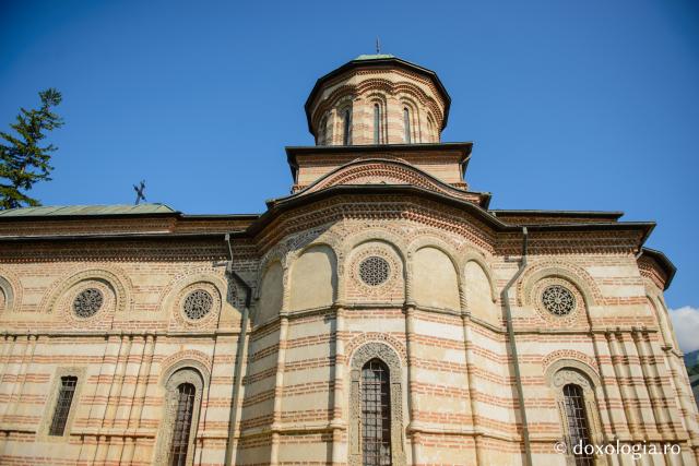 Pelerin la Mănăstirea Cozia (Galerie FOTO)