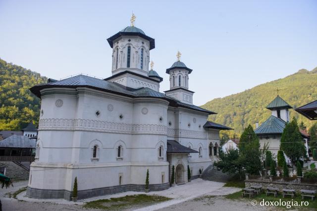 (Foto) Pe urmele Sfântului Irodion, la Mănăstirea Lainici 