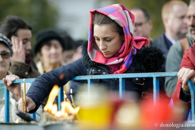  Rugăciune și mulțumire la raclele cu moaștele Sfintelor Parascheva și Tecla (galerie FOTO)