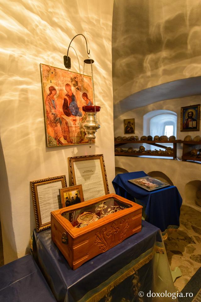 (Foto)  Osuarul de la Văratec – locul unde se află moaștele Sfântului Gheorghe Pelerinul