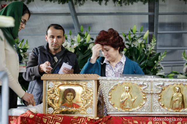 Rugăciune și mulțumire la raclele cu moaștele Sfintelor Parascheva și Tecla (galerie FOTO)
