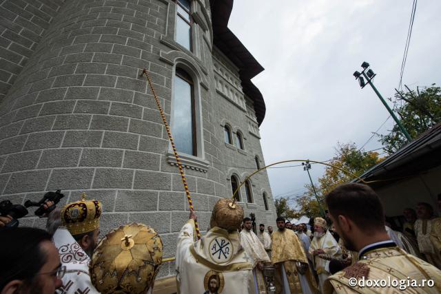 (Foto) Momente înălțătoare la sfințirea Bisericii Sfântul Nectarie din Iași