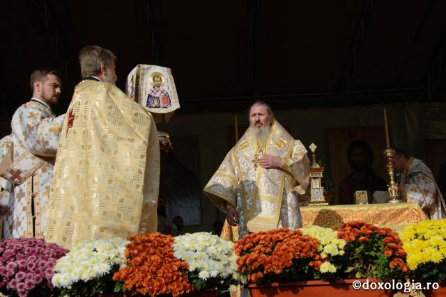 (Foto) Sfânta şi Dumnezeiasca Liturghie oficiată de 15 ierarhi la Catedrala Episcopală din Huși