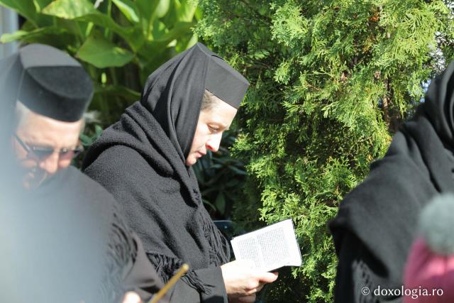 (Foto) Monahi şi monahii în vizită la Sfintele Parascheva și Tecla