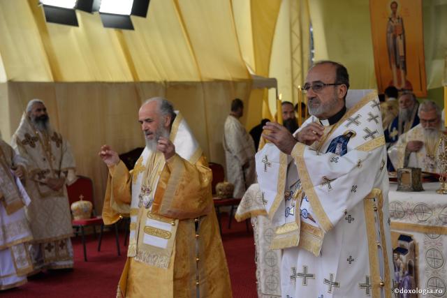 (Foto) Sfânta Liturghie în cinstea Sfintei Parascheva a adus împreună mii de pelerini din țară și străinătate