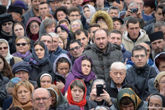 (Foto) Sfânta Liturghie în cinstea Sfintei Parascheva a adus împreună mii de pelerini din țară și străinătate