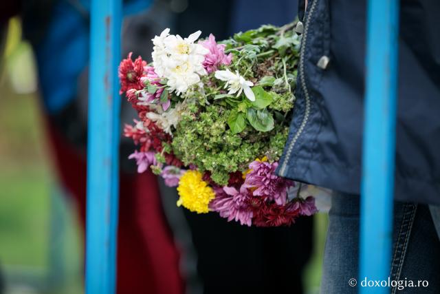 (Foto) Flori pentru Sfânta Cuvioasă Parascheva  – 2017