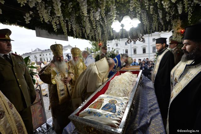 (Foto) Ierarhi slujitori la Sfânta Liturghie a hramului Sfintei Cuvioase Parascheva