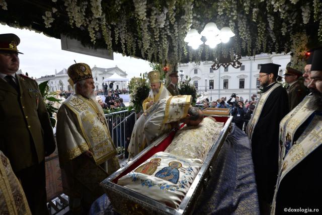 (Foto) Ierarhi slujitori la Sfânta Liturghie a hramului Sfintei Cuvioase Parascheva