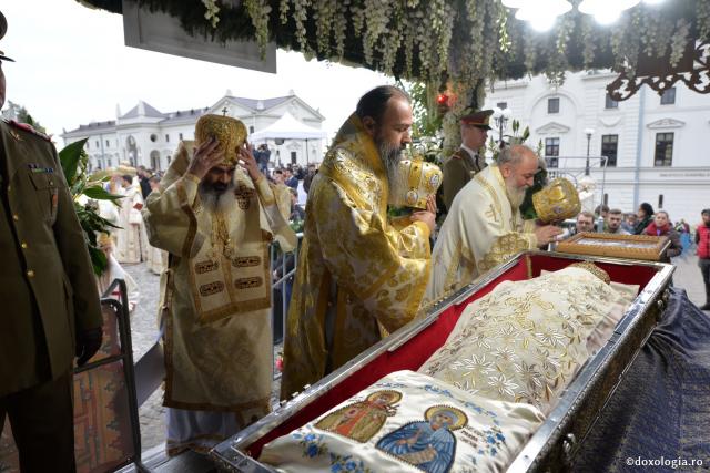 (Foto) Ierarhi slujitori la Sfânta Liturghie a hramului Sfintei Cuvioase Parascheva